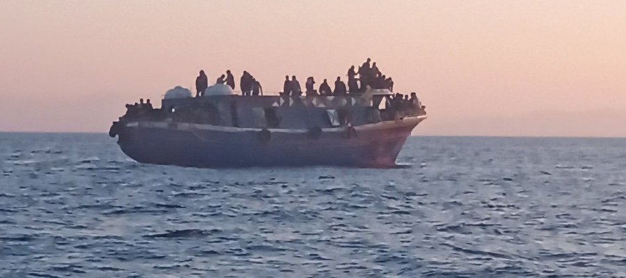 Eπιχείρηση διάσωσης 274 μεταναστών που επέβαιναν σε ξύλινο σκάφος