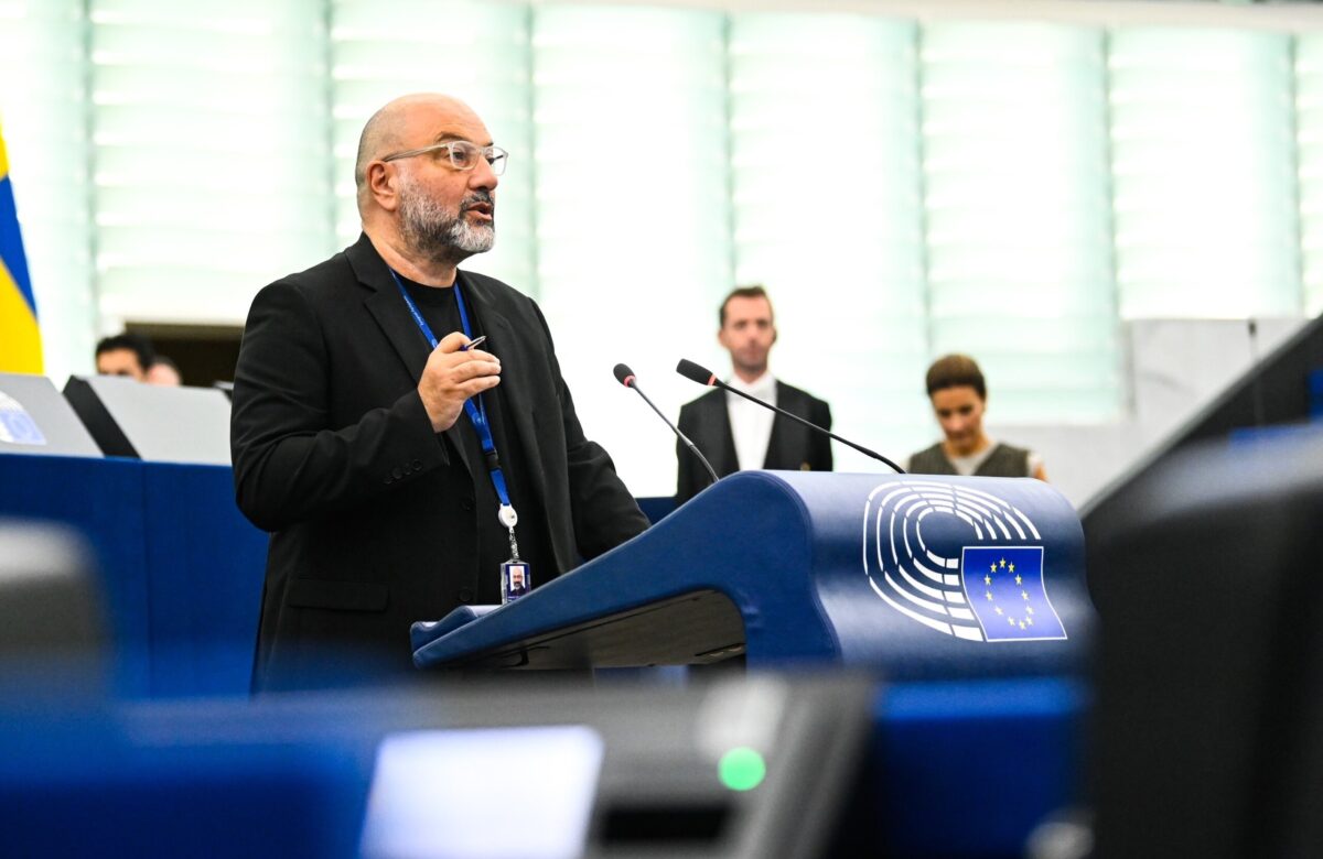 Ο Σάκης Αρναούτογλου ζητά από την Κομισιόν ξεκάθαρη ενημέρωση για τη φέτα και τον εμβολιασμό των αιγοπροβάτων