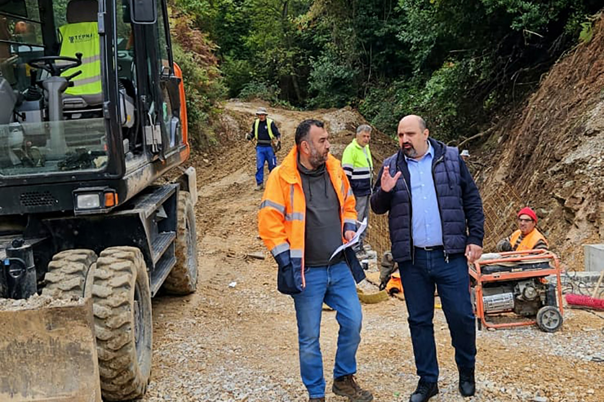 Χρ. Τριαντόπουλος: Προχωρά το μεγάλο έργο οδικής αποκατάστασης μετά το “Daniel” – Έτοιμο σε λίγες μέρες το 77% των σημείων αποκατάστασης στο Δήμο Ρ. Φεραίου