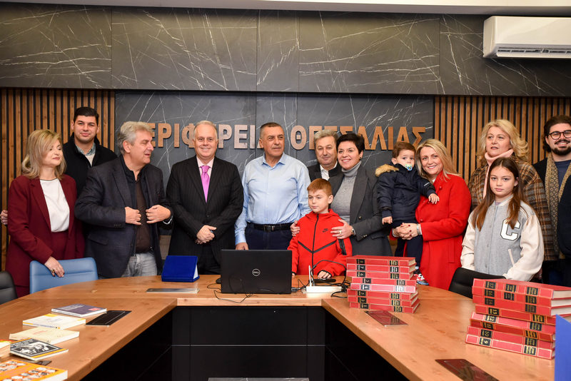 Στην Βιβλιοθήκη της Σκοπέλου η δωρεά βιβλίων Ε. Σούρλα από το Ευύδριο Φαρσάλων