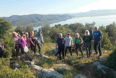 Πεζοπορία στη φύση με πανοραμική θέα της Κάρλας
